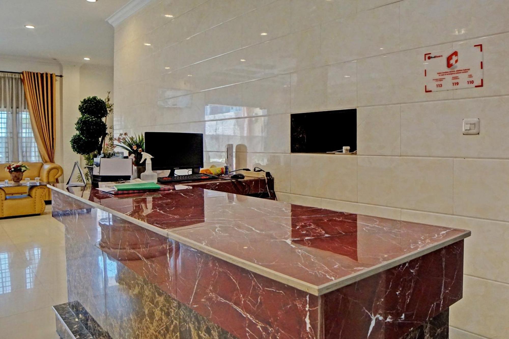 Oyo 92638 Jr Residence Syariah Медан Екстериор снимка