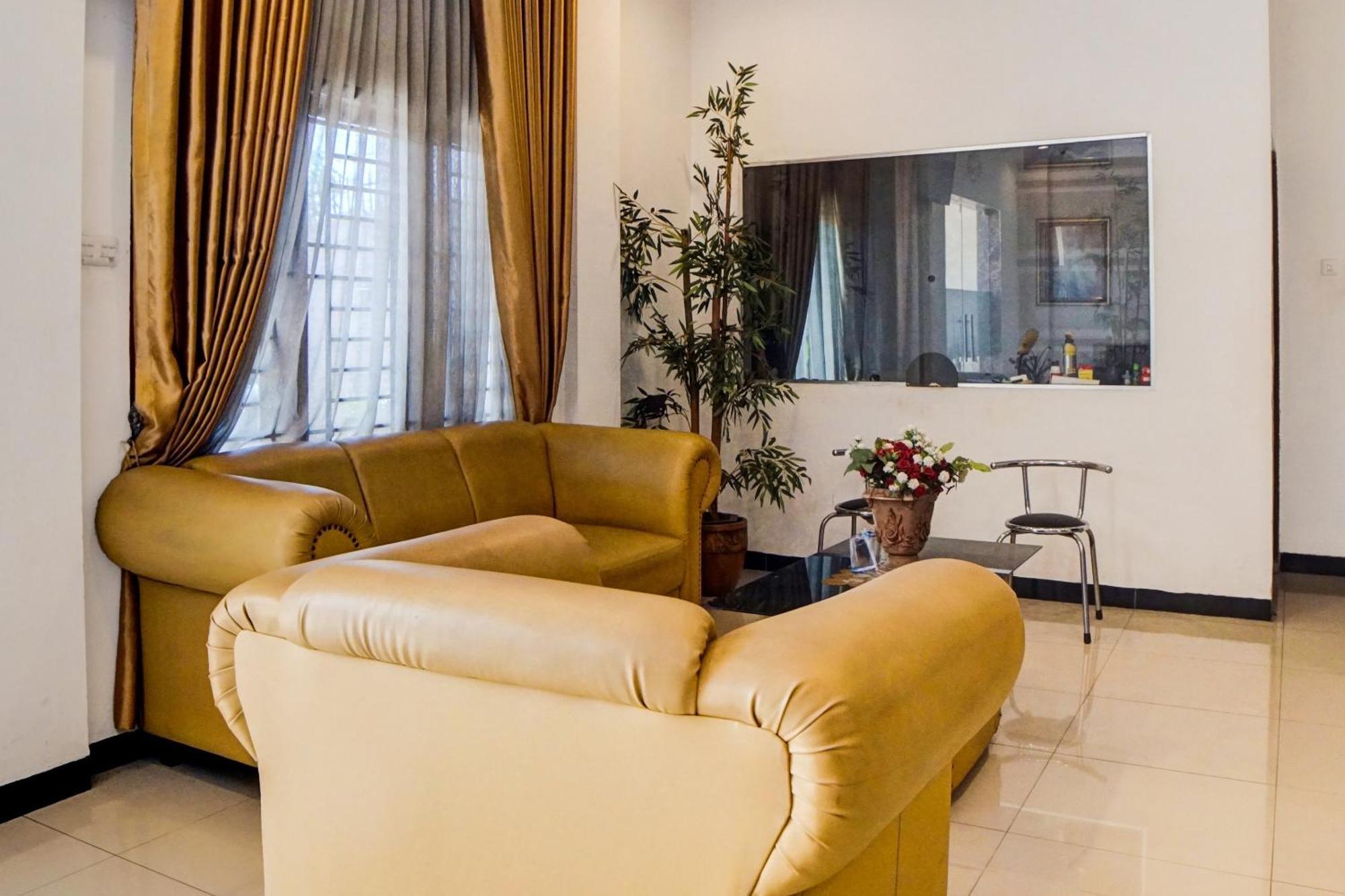 Oyo 92638 Jr Residence Syariah Медан Екстериор снимка