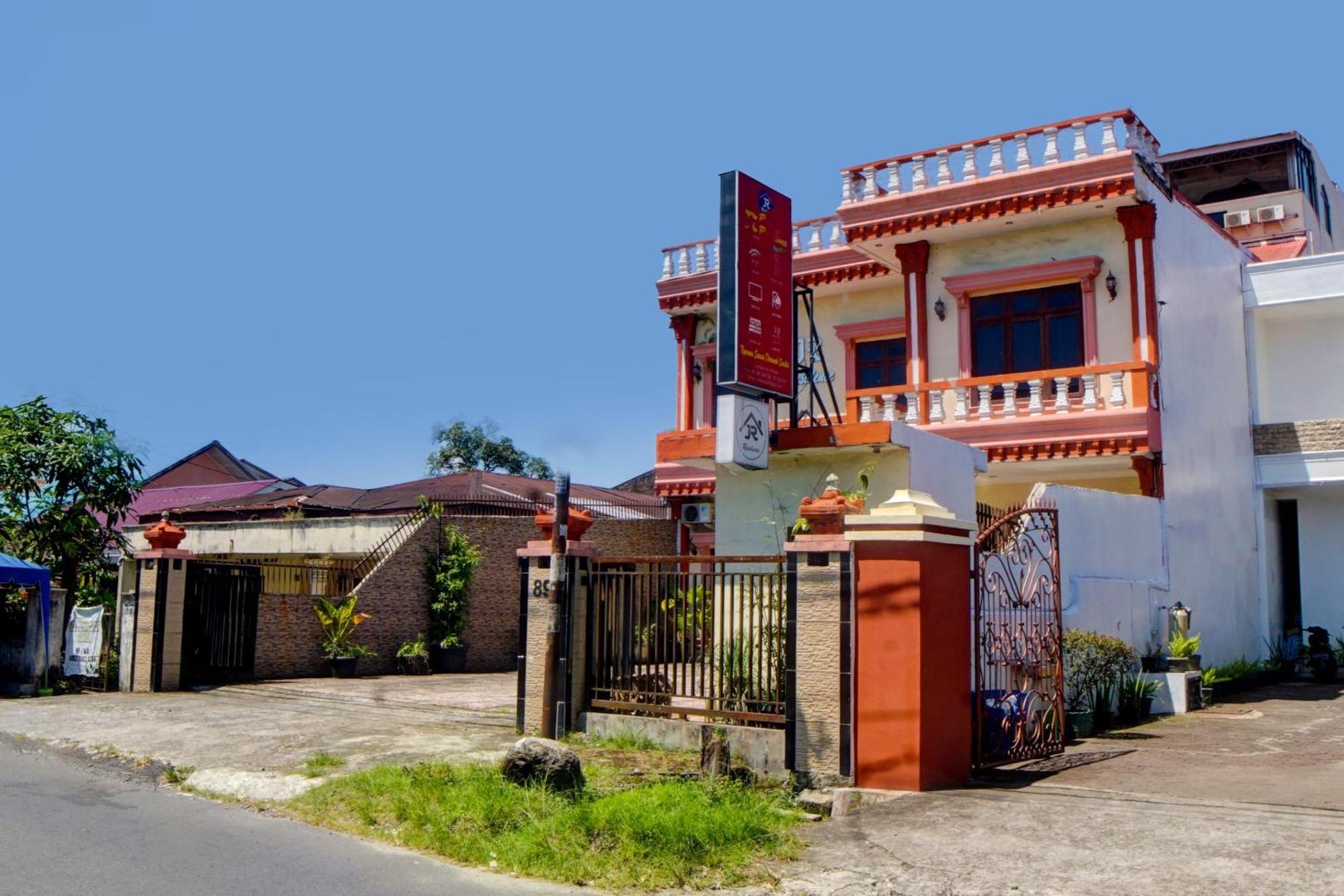 Oyo 92638 Jr Residence Syariah Медан Екстериор снимка