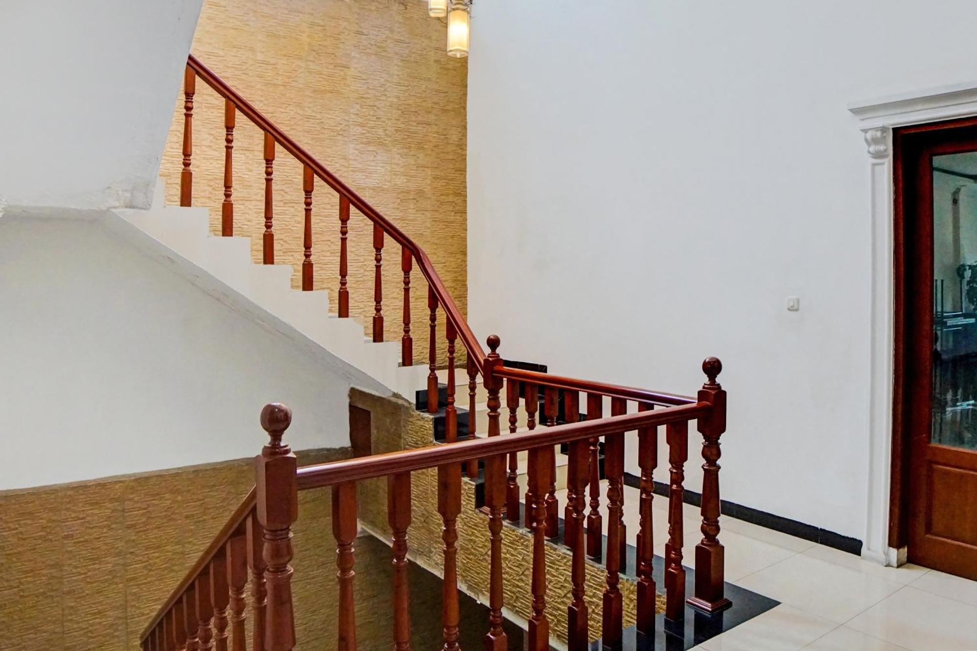 Oyo 92638 Jr Residence Syariah Медан Екстериор снимка