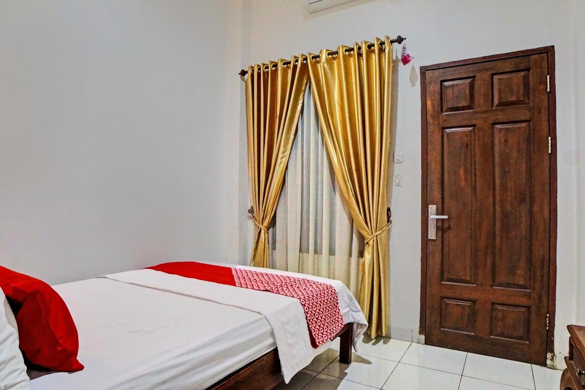 Oyo 92638 Jr Residence Syariah Медан Екстериор снимка