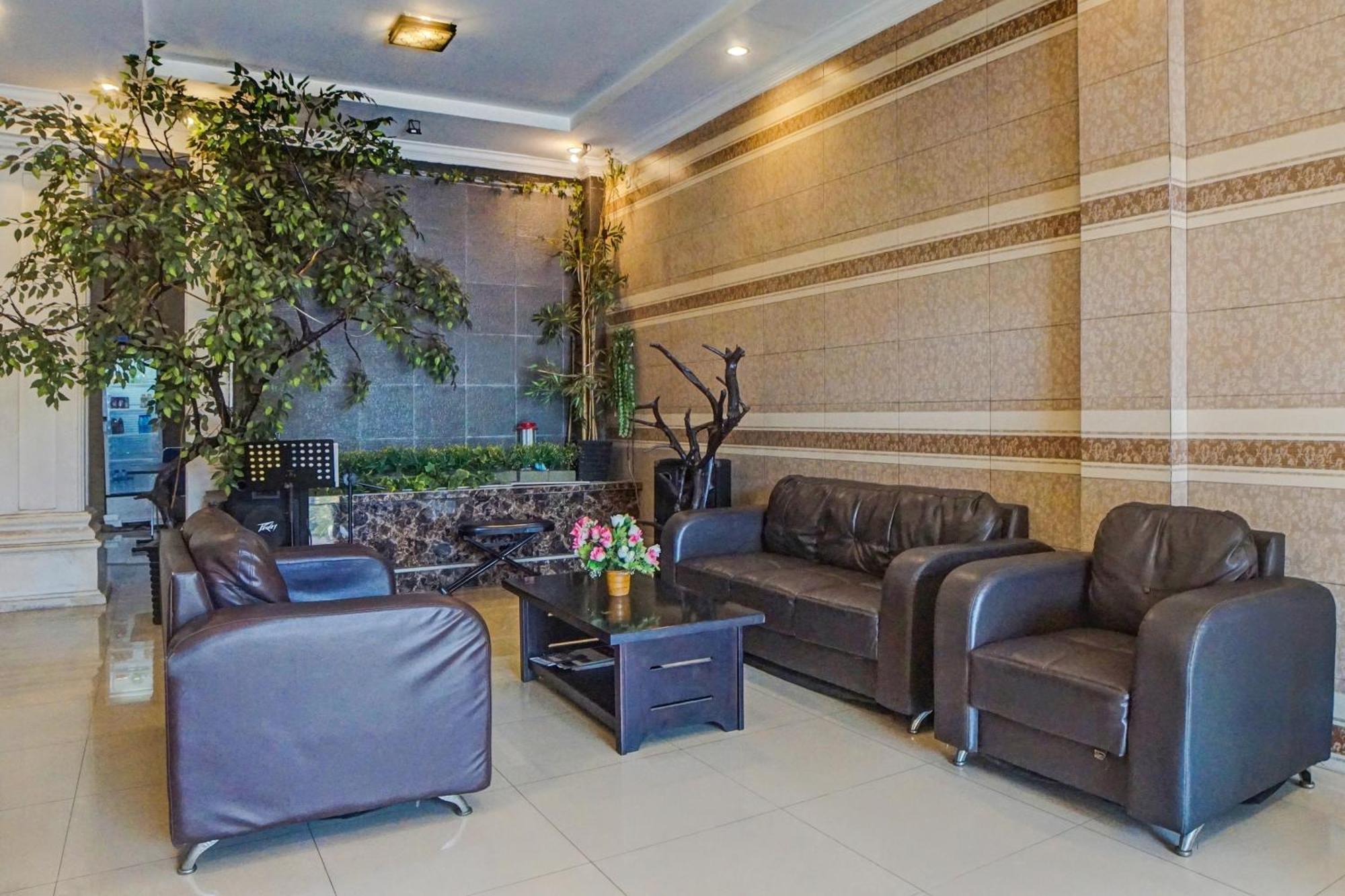 Oyo 92638 Jr Residence Syariah Медан Екстериор снимка